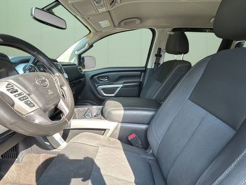 Used 2018 Nissan Titan SV w/ SV Convenience Package RWD image 12
