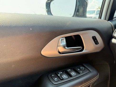 Used 2025 Chrysler Pacifica Limited FWD image 12
