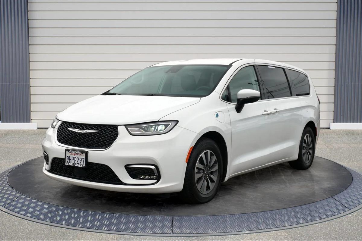 Used 2023 Chrysler Pacifica Touring-L FWD image 3