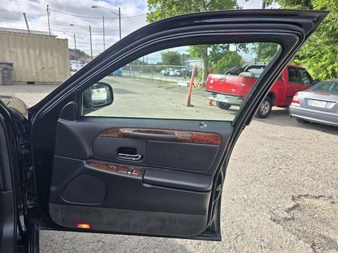 Used 2002 Lincoln Town Car Executive RWD image 26