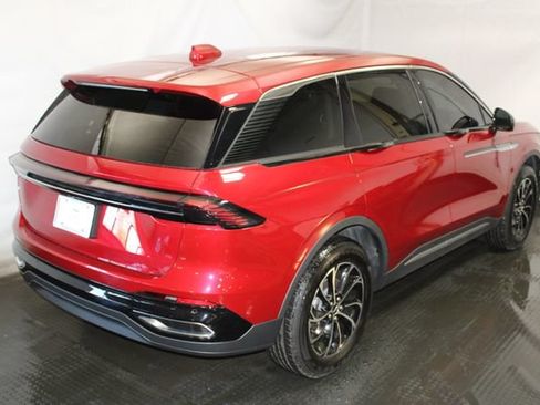 Used 2025 Lincoln Nautilus Premier AWD/4WD image 4