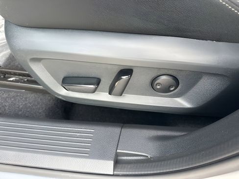 Used 2025 Nissan Rogue SV image 10