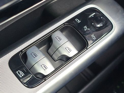 Used 2025 Mercedes-Benz GLC 300 4MATIC image 26