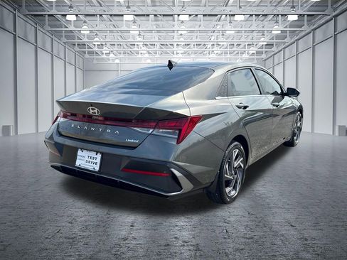 Used 2025 Hyundai Elantra Limited image 7