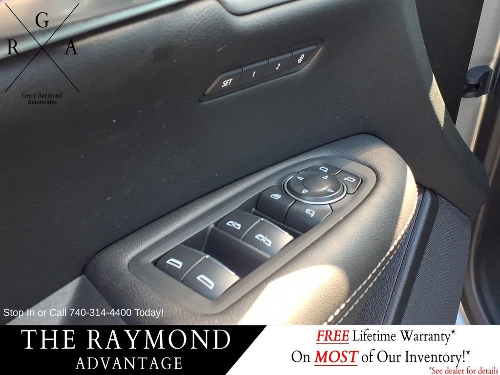 Used 2025 Cadillac XT5 Premium Luxury AWD/4WD image 17