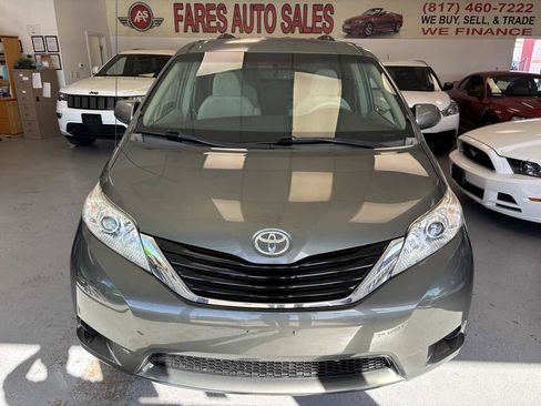 Used 2013 Toyota Sienna LE image 1