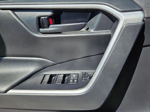 Used 2021 Toyota RAV4 LE FWD image 9