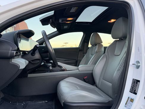 Used 2025 Hyundai Elantra Limited image 27