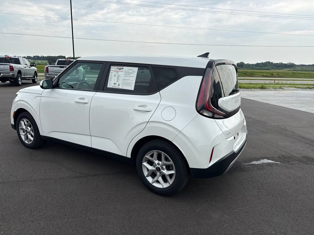 Used 2024 Kia Soul LX w/ Option Group 015 FWD image 3