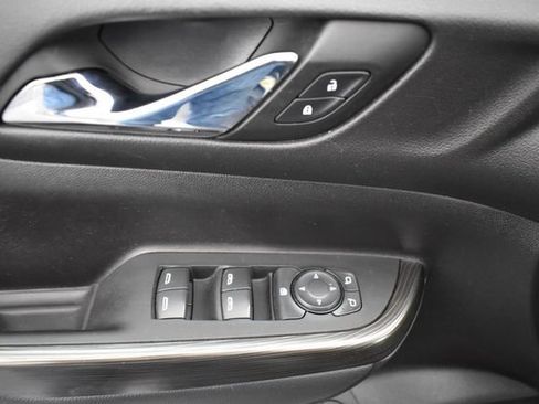 Used 2023 GMC Acadia SLT AWD/4WD image 12