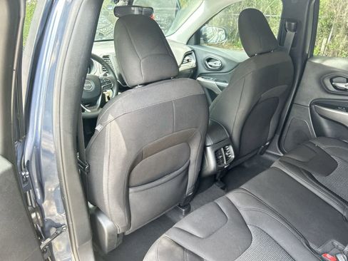 Used 2021 Jeep Cherokee Latitude FWD image 12