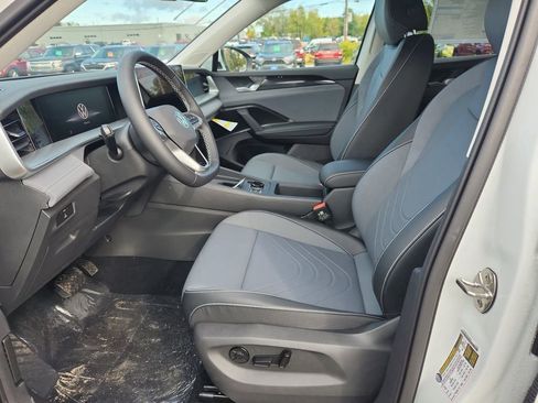 New 2025 Volkswagen Tiguan SE image 9