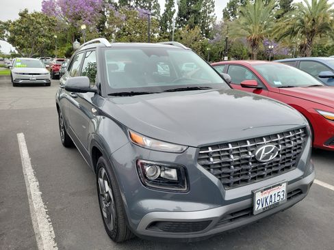 Used 2025 Hyundai Venue SEL FWD image 2