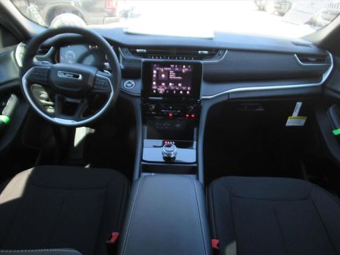 New 2025 Jeep Grand Cherokee Laredo image 11