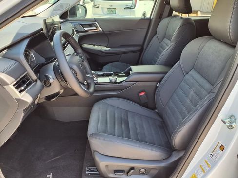 Used 2026 Mitsubishi Outlander AWD image 13