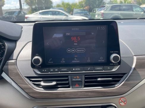 Used 2025 Nissan Altima 2.5 SV FWD image 19