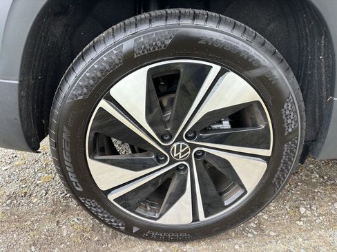 Used 2025 Volkswagen Taos SE w/ Panoramic Sunroof Package image 24