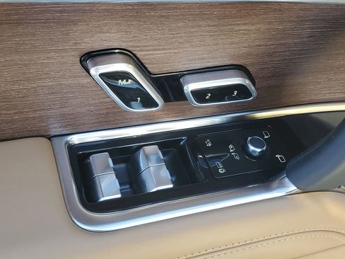 Certified 2025 Land Rover Range Rover Autobiography AWD/4WD image 11