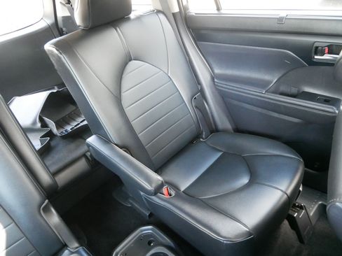 Used 2021 Toyota Highlander XLE AWD/4WD image 14
