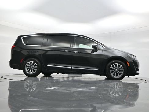 Used 2020 Chrysler Pacifica Limited FWD image 47
