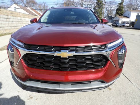 Used 2025 Chevrolet Trax LT w/ Driver Confidence Package FWD image 4