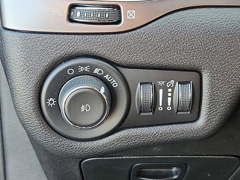 Used 2019 Jeep Cherokee Latitude Plus w/ Cold Weather Group AWD/4WD image 23