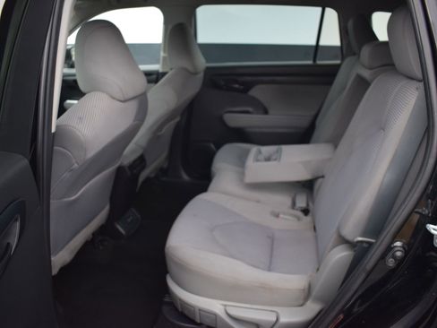 Used 2021 Toyota Highlander LE image 16