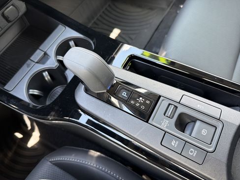 Used 2025 Toyota Prius XLE FWD image 9