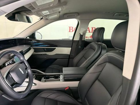 Used 2025 Lincoln Nautilus Premier AWD/4WD image 11