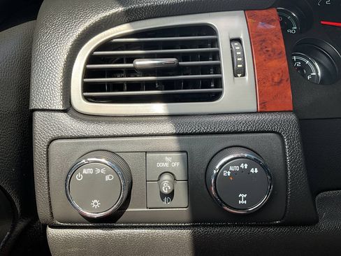 Used 2013 Chevrolet Avalanche LTZ AWD/4WD image 35