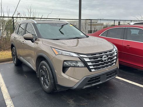 Used 2024 Nissan Rogue SV w/ SV Premium Package image 4