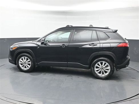 Used 2023 Toyota Corolla Cross LE image 3