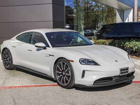 Used 2025 Porsche Taycan image 3