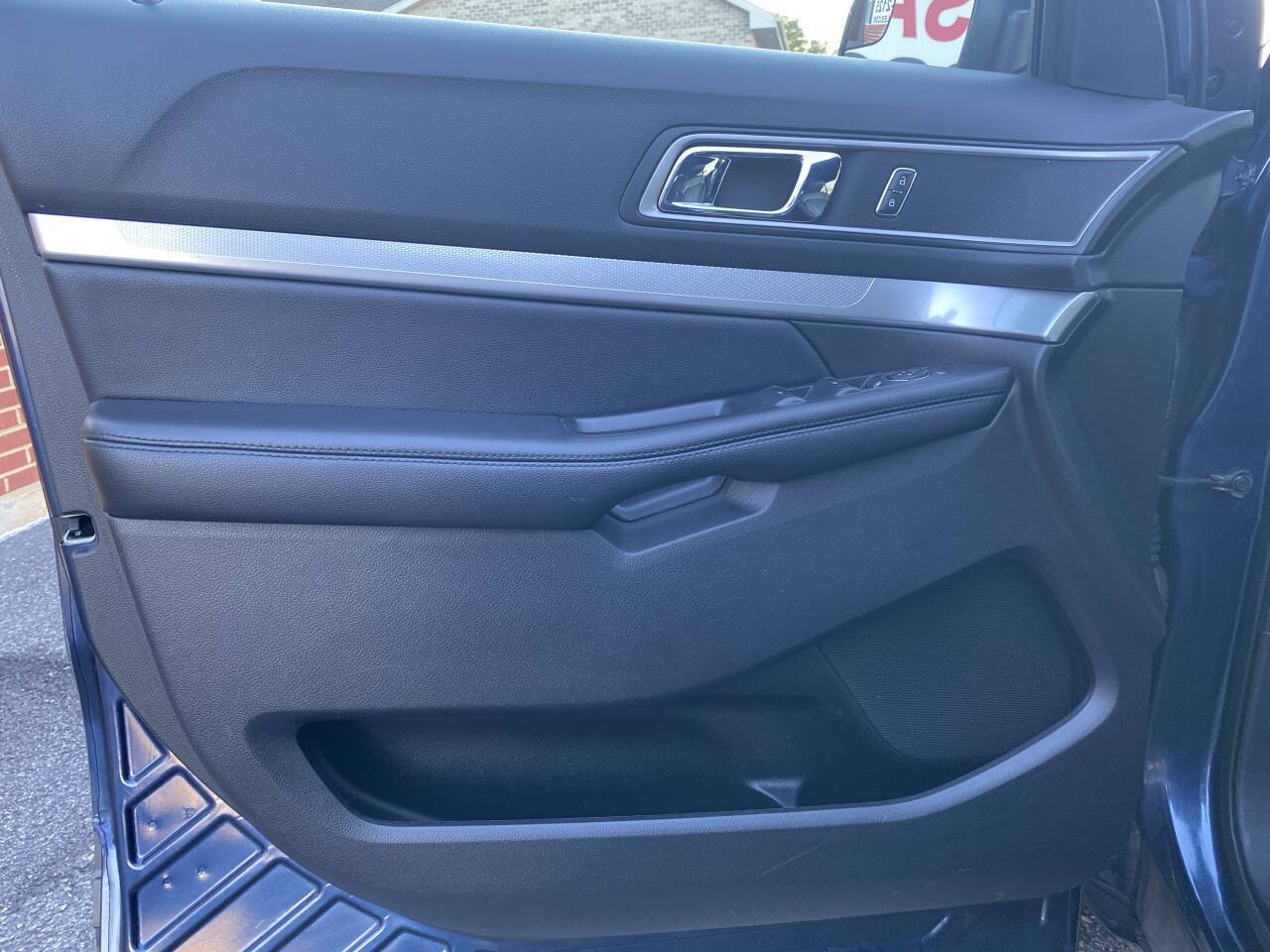 Used 2016 Ford Explorer XLT w/ Equipment Group 202A AWD/4WD image 9