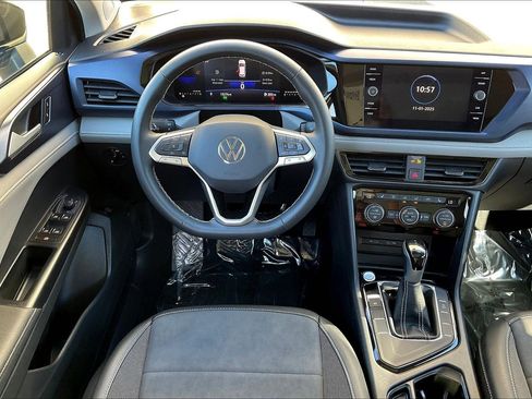 Certified 2024 Volkswagen Taos SE image 4