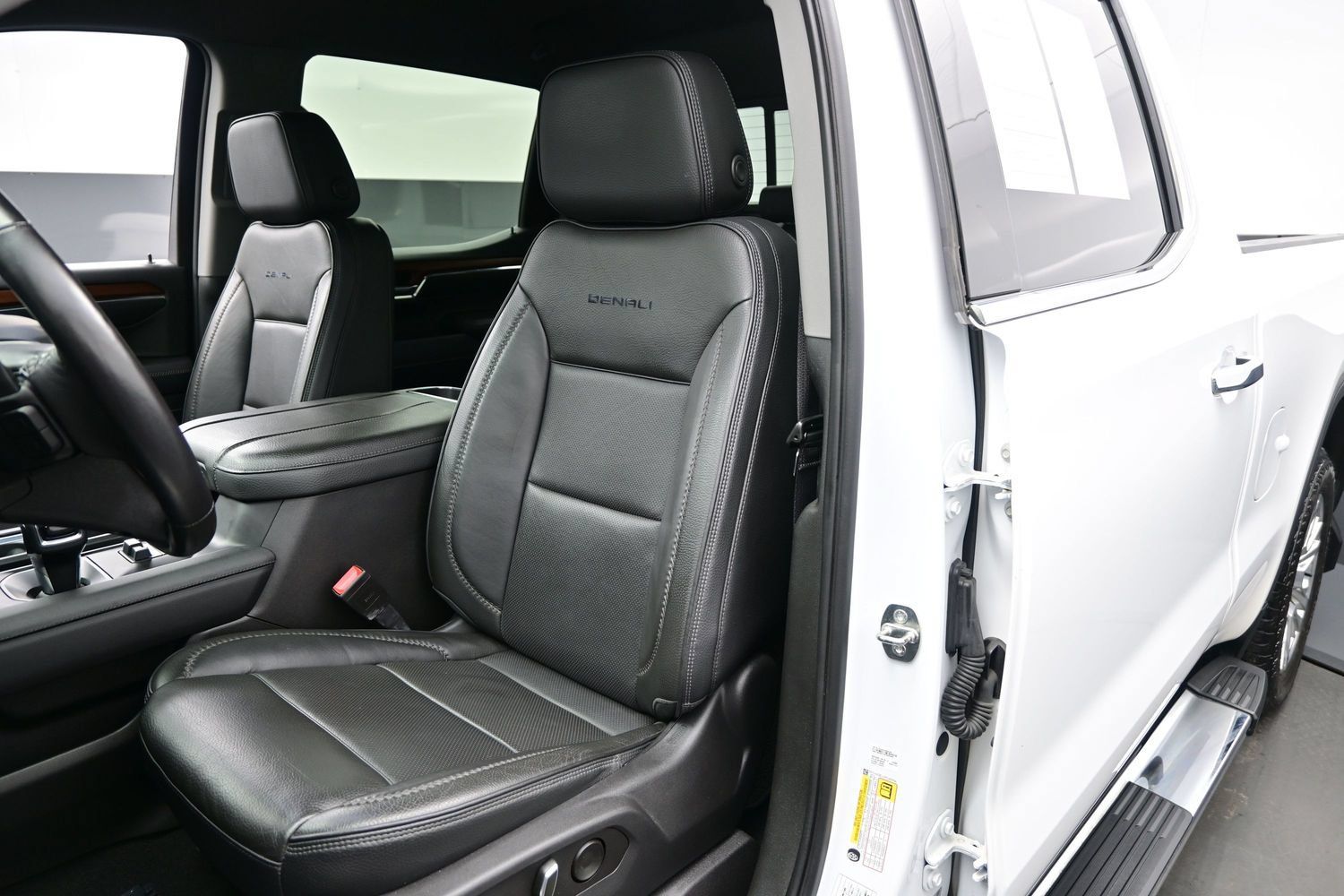 Used 2023 GMC Sierra 1500 Denali w/ Technology Package AWD/4WD image 11