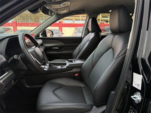 Used 2025 Toyota Grand Highlander AWD image 25
