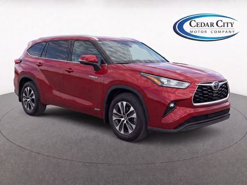 Used 2020 Toyota Highlander XLE AWD/4WD image 2