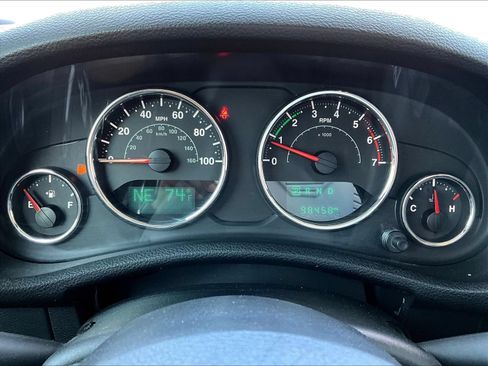 Used 2018 Jeep Wrangler Unlimited Sahara w/ Connectivity Group AWD/4WD image 16