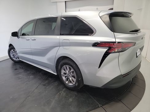 Used 2021 Toyota Sienna XLE FWD image 6