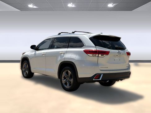 Used 2018 Toyota Highlander Limited Platinum FWD image 3