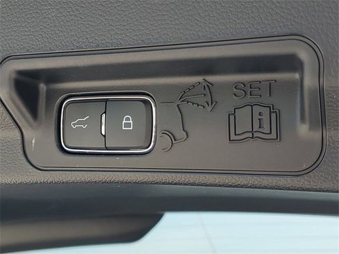 Used 2023 Ford Explorer Limited image 9