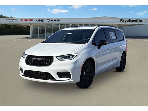 New 2026 Chrysler Pacifica Limited w/ S Appearance Package image 7