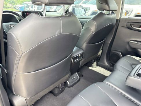 Used 2020 Toyota Highlander XLE AWD/4WD image 29