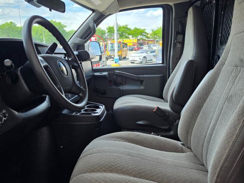 Used 2019 Chevrolet Express 2500 RWD image 12