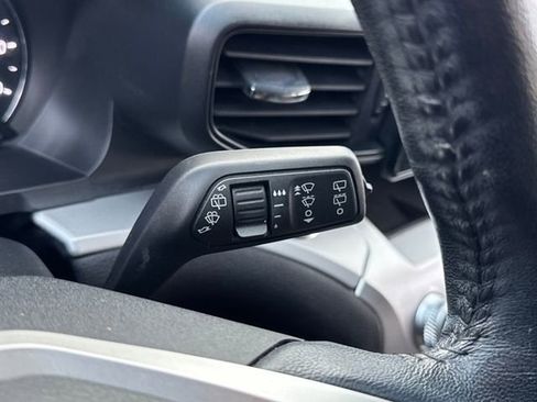 Used 2022 Ford Explorer XLT image 18