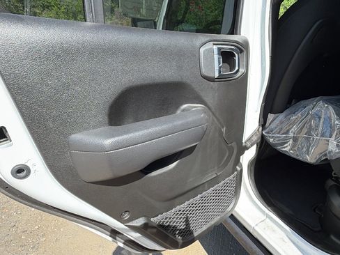 Used 2025 Jeep Wrangler Unlimited Rubicon 4xe w/ Convenience Group AWD/4WD image 23