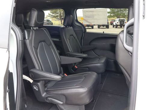 New 2026 Chrysler Pacifica Select image 28