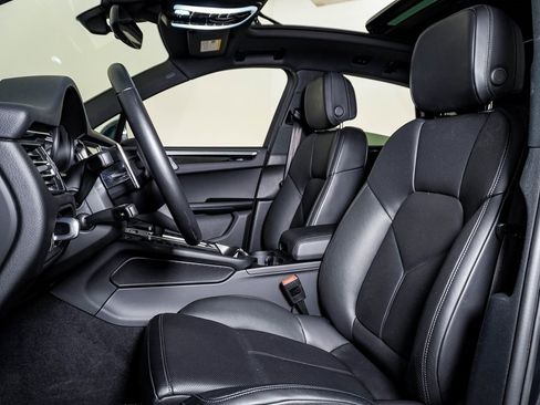 Certified 2025 Porsche Macan image 5