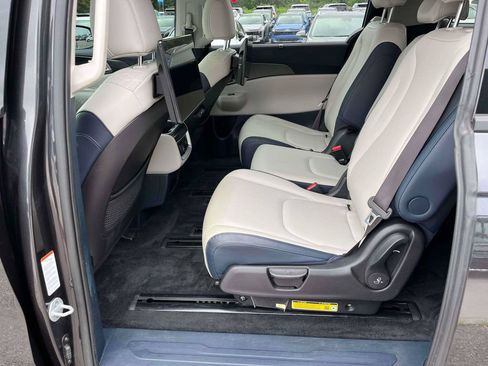 Used 2025 Kia Carnival SX FWD image 7